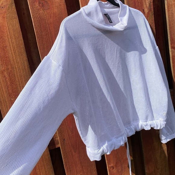 GapFit Crop Mock Neck White Pull Over Size M - Picture 6 of 10